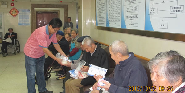 �Ϻ������y�T�S�����F(tu��n)�����޹�˾����(hu��)��ϯ���y�Aͬ־���Aͤ����Ժ�����˂��l(f��)�Ź�(ji��)�նYƷ