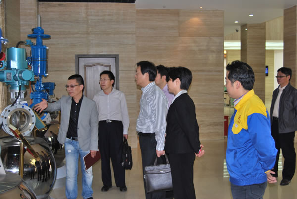 �ζ��^(q��)�^(q��)ί���M���������Lɳ������I(l��ng)��(d��o)ͬ־���^����һ�Ǯa(ch��n)Ʒչʾ�d