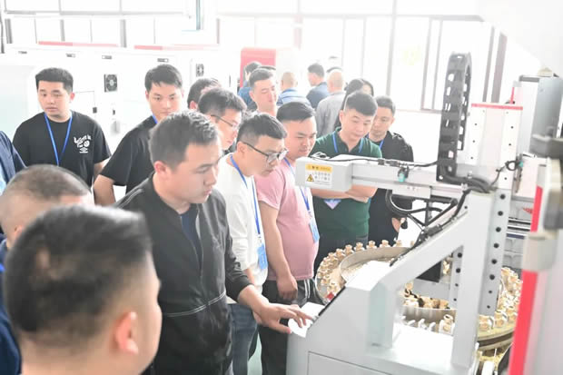 �Ϻ������y�T�S�����F(tu��n)�����޹�˾��h(hu��n)�ֹ�˾���S�F(xi��n)��(ch��ng)���D4��